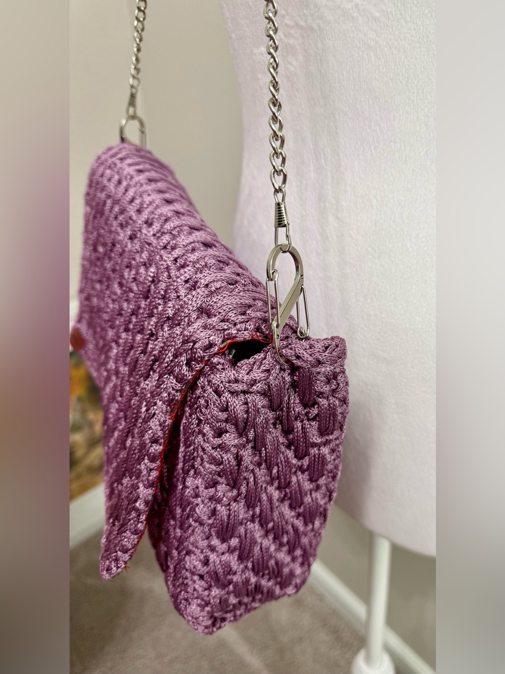 NEW! Handcrafted Mauve Crochet Crossbody Bag with red lining and chain strap - Picture 4 of 10